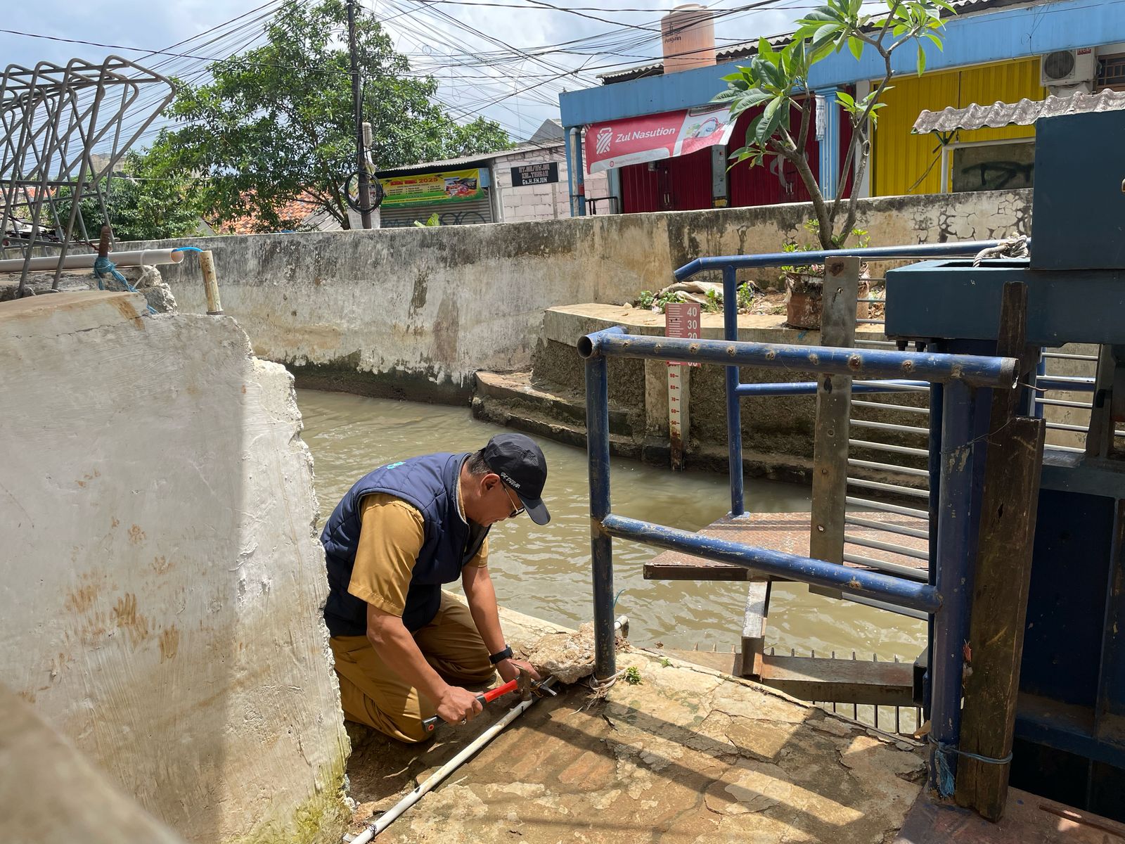 PEMELIHARAAN ALAT AWLR DI PINTU AIR HEK, KALIBRASI ALAT DENGAN PEILL DAN PENGIKATAN PIPA